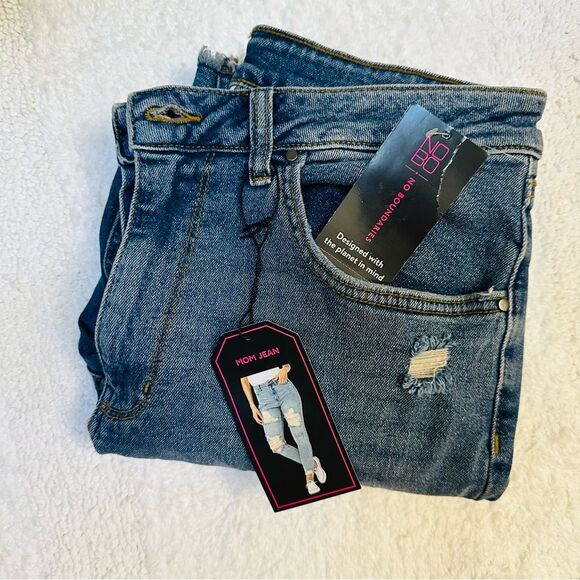 No Boundaries Denim - No Boundaries High Rise Mom Jeans Distressed Stretch Fray Hem NOBO Sz 11 NWT